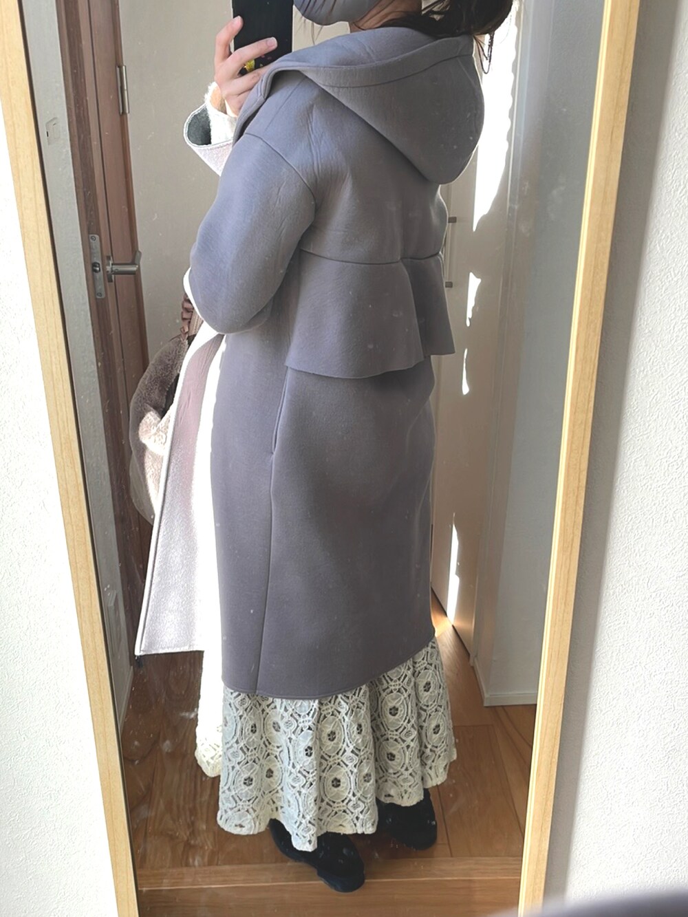 「大人カジュアル、冬コーデ、ゆるコーデ、高身長女子、ニットコーデ、ビッグシルエット、淡色コーデ、ショートブーツ、レーススカート、フードコート」｜「しまむらのアイテム（バッグ、ベージュ系）」を使った、KENIIさん（レディース・167cm）の冬コーディネートの2枚目の写真