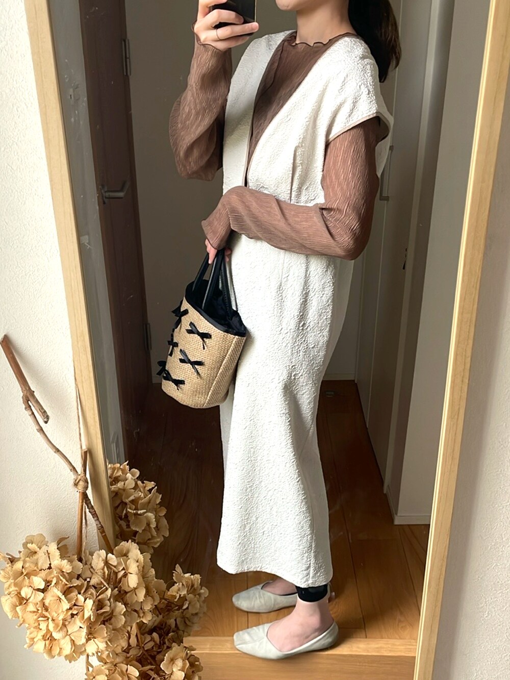 ホワイト系のシューズ、ベージュ系のトートバッグ、ホワイト系のワンピースを着用したレディースの夏コーディネートの3枚目の写真