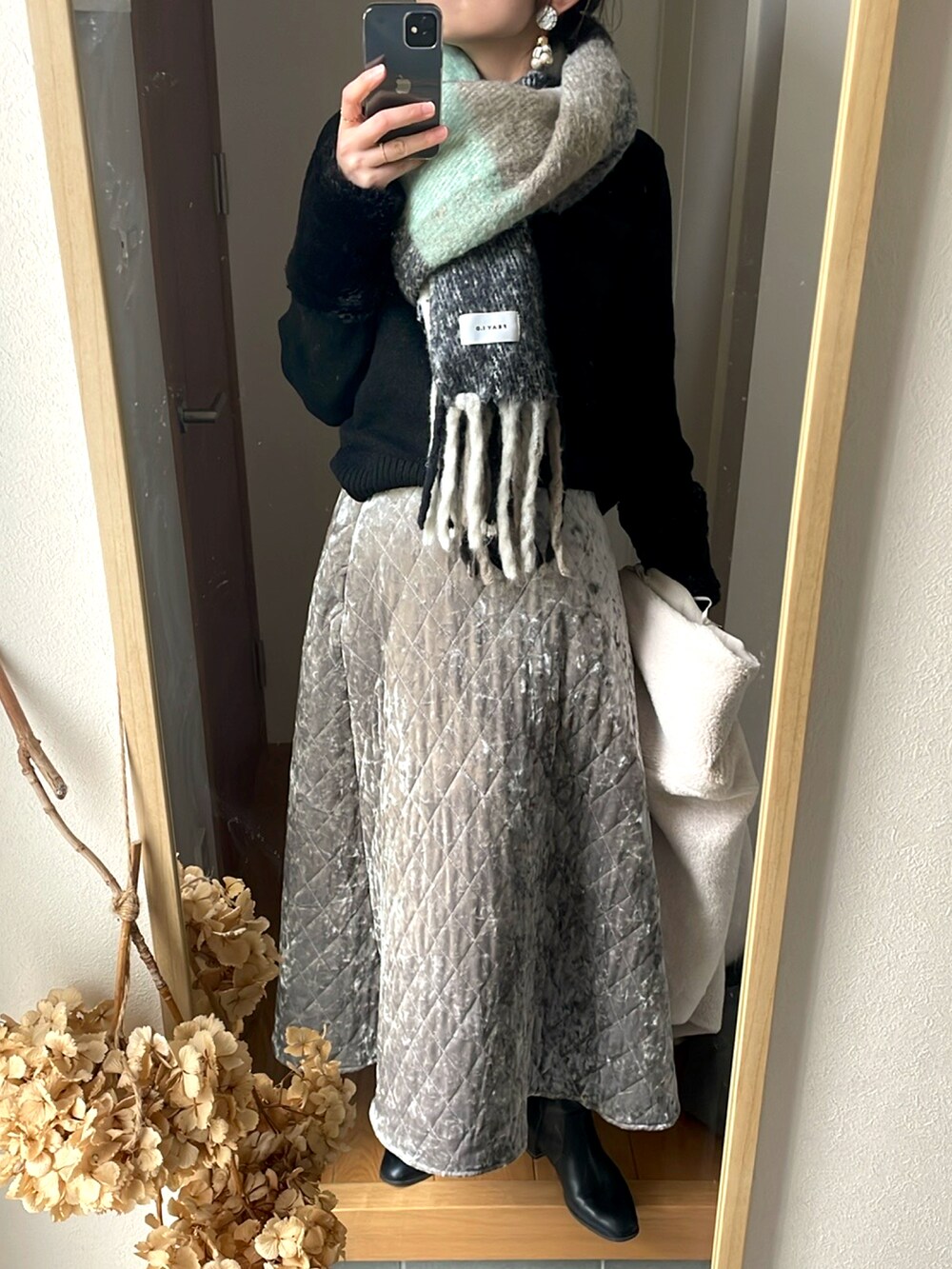 「きれいめカジュアル、オトナ女子、冬のコーデ、ビッグシルエット、高身長コーデ、きれいめコーディネート、プチプラ、あったかコーデ、ファー袖、ZARA」｜「しまむらのアイテム（バッグ、グレー系）」を使った、KENIIさん（レディース・167cm）の冬コーディネートの3枚目の写真