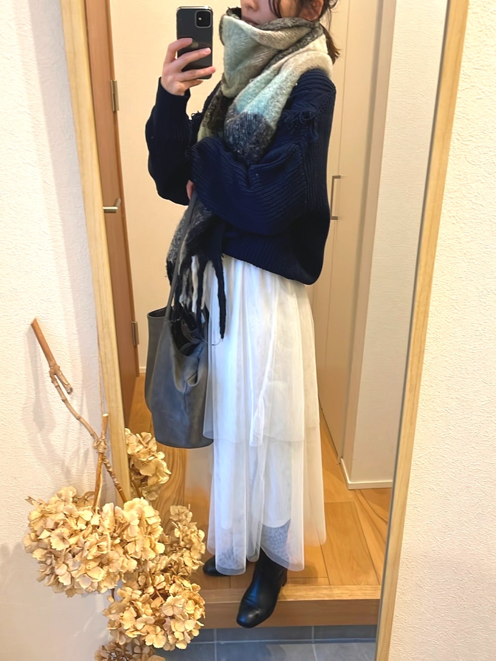 「今日のコーデ、きれいめカジュアル、シフォンスカート、スカートコーデ、ゆるコーデ、高身長女子、高身長コーデ、シンプルスタイル、ネイビー×ホワイト、オーバーサイズ、リラックススタイル」｜「しまむらのアイテム（スカート、ホワイト系）」を使った、KENIIさん（レディース・167cm）の冬コーディネートの2枚目の写真