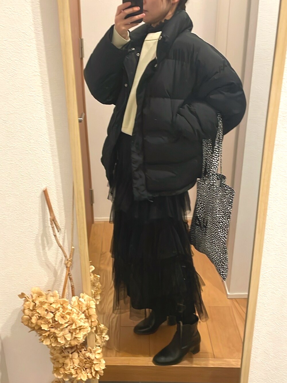 「冬コーデ、シンプルスタイル、ブラック×ホワイト、ショートブーツ、フリルスカート、オーバーサイズ、ダウンジャケット、高身長女子、高身長コーデ」｜「DHOLICの中綿ハイネックジップアップ（ダウンジャケット/コート、ブラック系）」を使った、KENIIさん（レディース・167cm）の冬コーディネートの3枚目の写真