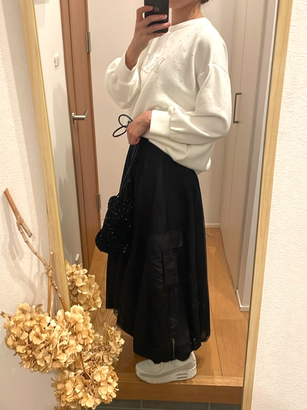 「スポーツミックス、厚底スニーカー、バルーンスカート、ゆるコーデ、モノトーン、モノトーンコーデ、スウェット、きれいめカジュアル、スパンコールバック、スニーカーコーデ、高身長女子、高身長コーデ、キレイめスウェット」｜「しまむらのアイテム（スカート、ブラック系）」を使った、KENIIさん（レディース・167cm）の秋コーディネートの2枚目の写真