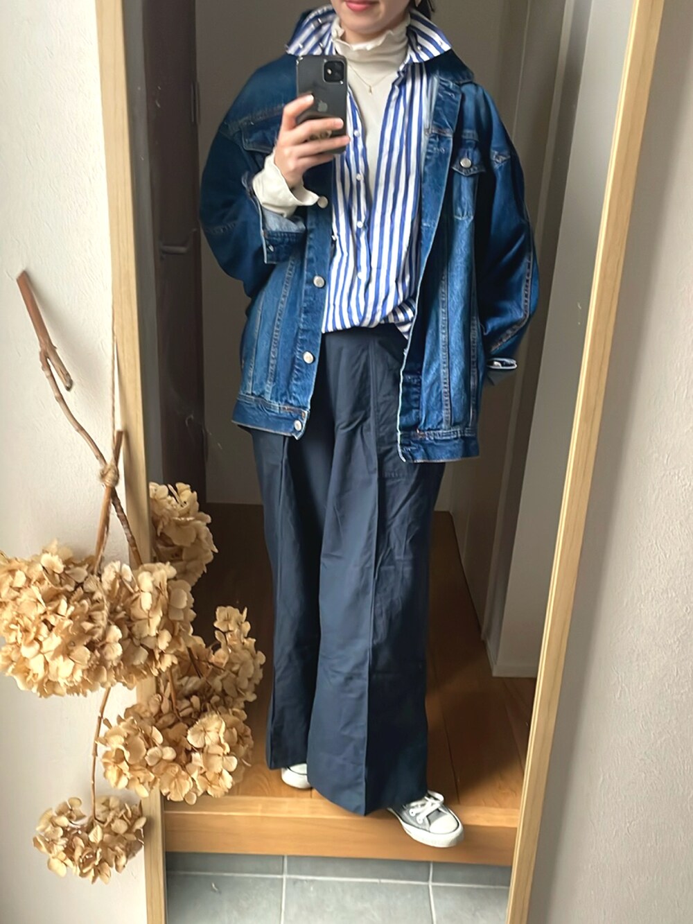 「大人カジュアル、きれいめカジュアル、ワイドパンツ、オーバーサイズ、ストライプシャツ、レイヤードスタイル、高身長女子、高身長コーデ、ビッグシルエット」｜「GUのソフトリブタートルネック（Tシャツ/カットソー、ホワイト系）」を使った、KENIIさん（レディース・167cm）の冬コーディネートの2枚目の写真