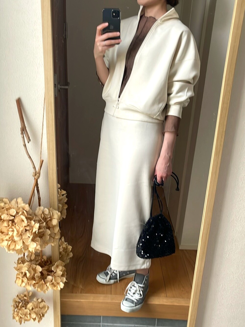 ブラック系のバッグ、ホワイト系のジャケット/アウター、ホワイト系のスカートを着用したレディースの春コーディネートの2枚目の写真