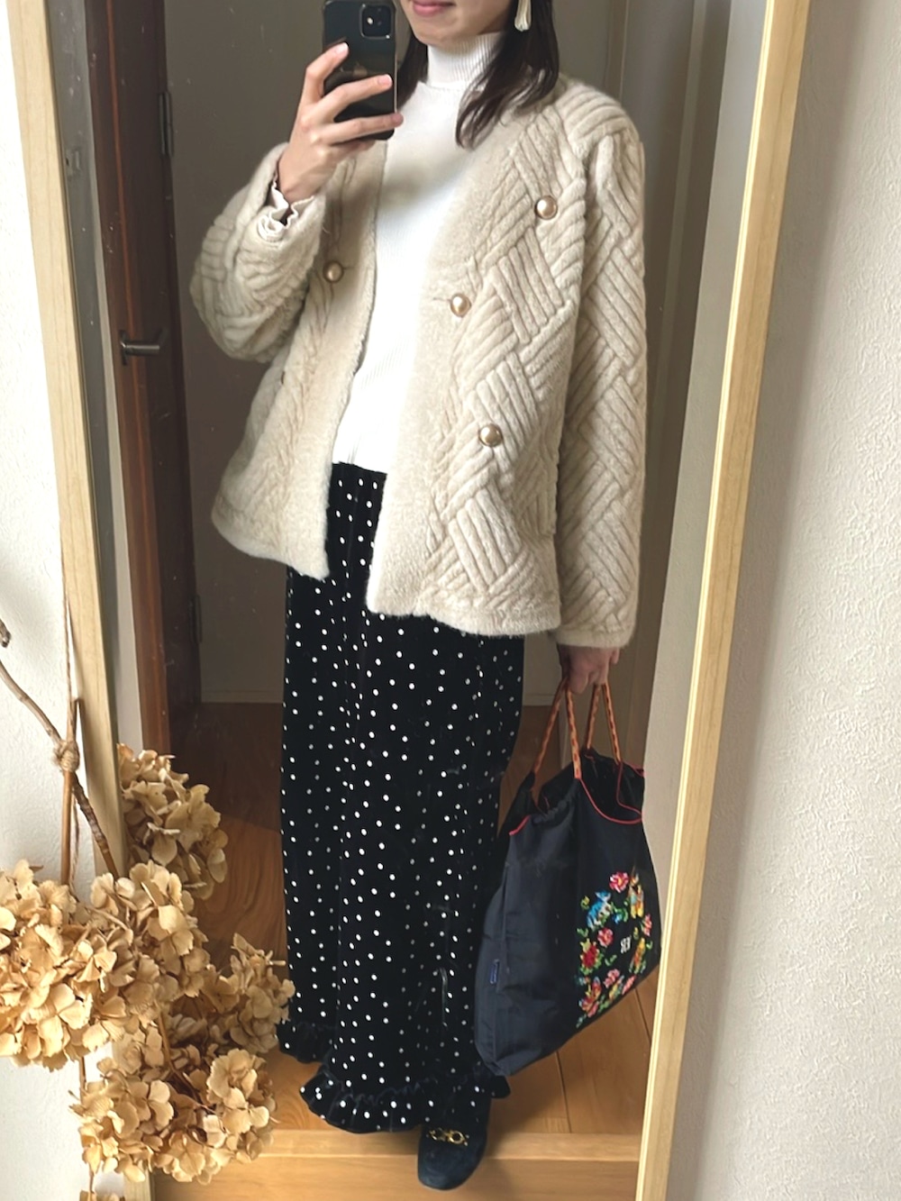 「大人可愛い、キレイめコーデ、きれいめカジュアル、ドットパンツ、ベロアパンツ、ハンドメイドピアス、高身長女子、高身長コーデ、タートルネック、女子会コーデ」｜「Freneのアイテム（ジャケット/アウター、ベージュ系）」を使った、KENIIさん（レディース・167cm）の冬コーディネートの2枚目の写真