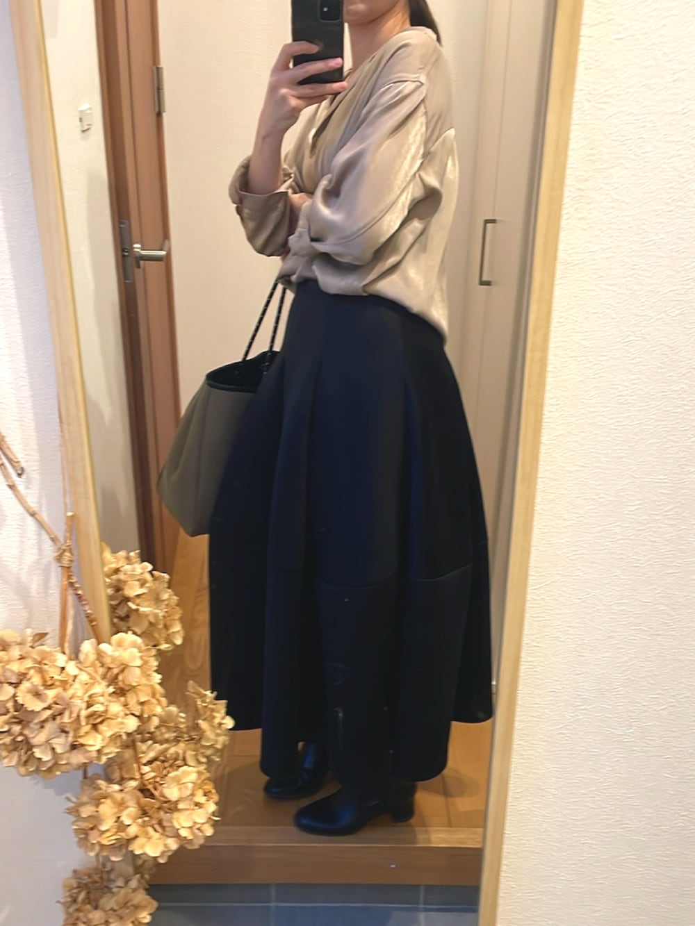 「秋コーデ、シンプルスタイル、オトナ女子、オトナカワイイ、きれいめカジュアル、ボンディングスカート、ショートブーツ、ロングスカート、高身長女子、高身長コーデ、シャツスタイル」｜「RUIRUE BOUTIQUEのストレッチ ｜ 選べるシルエット・丈 ボンディング ボリューム スカート（コクーン） ｜ ダンボールニット フレアスカート ロングスカート コクーンスカート ウエストゴム オフィスカジュアル（スカート、ブラック系）」を使った、KENIIさん（レディース・167cm）の秋コーディネートの2枚目の写真