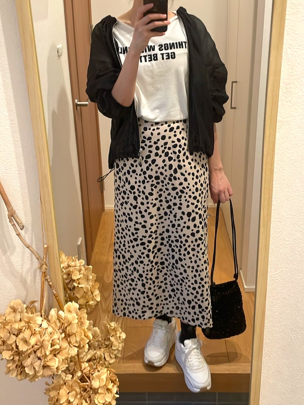 「シンプルスタイル、モノトーンコーデ、モノトーン、アイラインスカート、厚底シューズ、厚底スニーカー、ナイキエアマックス、ダルメシアン柄、シースルー、オトナカワイイ、プチプラ、きれいめカジュアル、大人女子、高身長女子、高身長コーデ」｜「しまむらのアイテム（Tシャツ/カットソー、ホワイト系）」を使った、KENIIさん（レディース・167cm）の秋コーディネートの3枚目の写真
