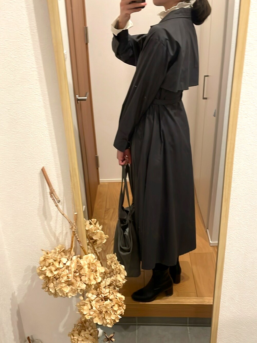 「大人かわいい、モノトーンコーデ、きれいめカジュアル、キレイめコーデ、プチプラ、ショートブーツ、トレンチコート、ロングコート、プチプラコーデ、キルトワンピース、着回しコーデ、高身長女子、高身長コーデ」｜「しまむらのアイテム（ブーツ、ブラック系）」を使った、KENIIさん（レディース・167cm）の冬コーディネートの3枚目の写真