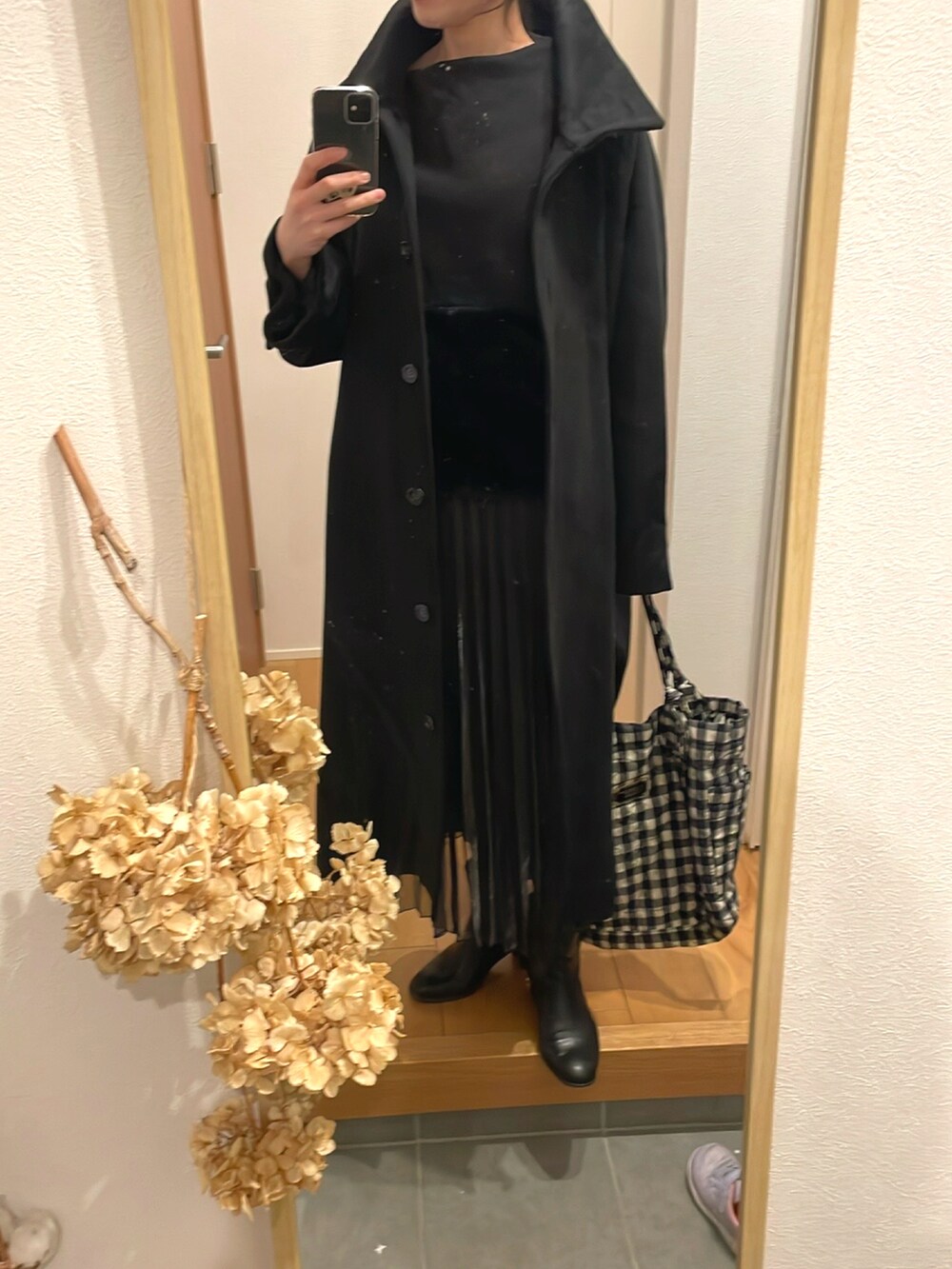 「大人カジュアル、プリーツスカート、プチプラ、ロングスカート、オーバーサイズ、ロングコート、ブラック、ブラックコーデ、チエック、トートバッグ、ギンガムチェック、高身長女子、高身長コーデ」｜「myuの胸下切り替えファートップス（スウェット、ブラック系）」を使った、KENIIさん（レディース・167cm）の冬コーディネートの5枚目の写真