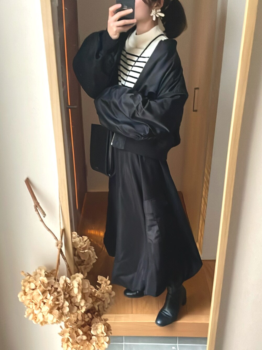 「大人かわいい、カジュアルスタイル、バルーンスカート、オーバーサイズ、MA-1、ボーダー、ブラック×ホワイト、モノトーン、モノトーンコーデ、ビッグシルエット、高身長レディースファッション、高身長コーデ、ショートブーツ」｜「UN3D.の雑誌付録（バッグ、ブラック系）」を使った、KENIIさん（レディース・167cm）の冬コーディネートの2枚目の写真
