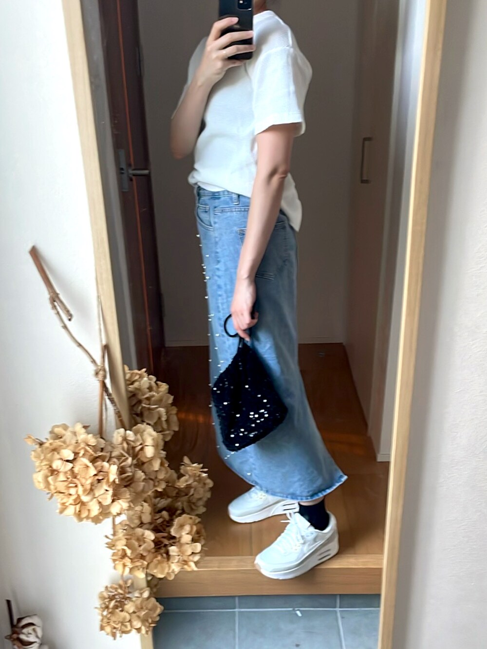 「アウトドアスタイル、厚底スニーカー、厚底シューズ、デニムスカート、パール、スポーツミックス、NIKE AIR MAX、NIKE、着回しコーデ、高身長女子、高身長コーデ、タイトスカート」｜「aristellaのアイテム（バッグ、ブラック系）」を使った、KENIIさん（レディース・167cm）の秋コーディネートの2枚目の写真