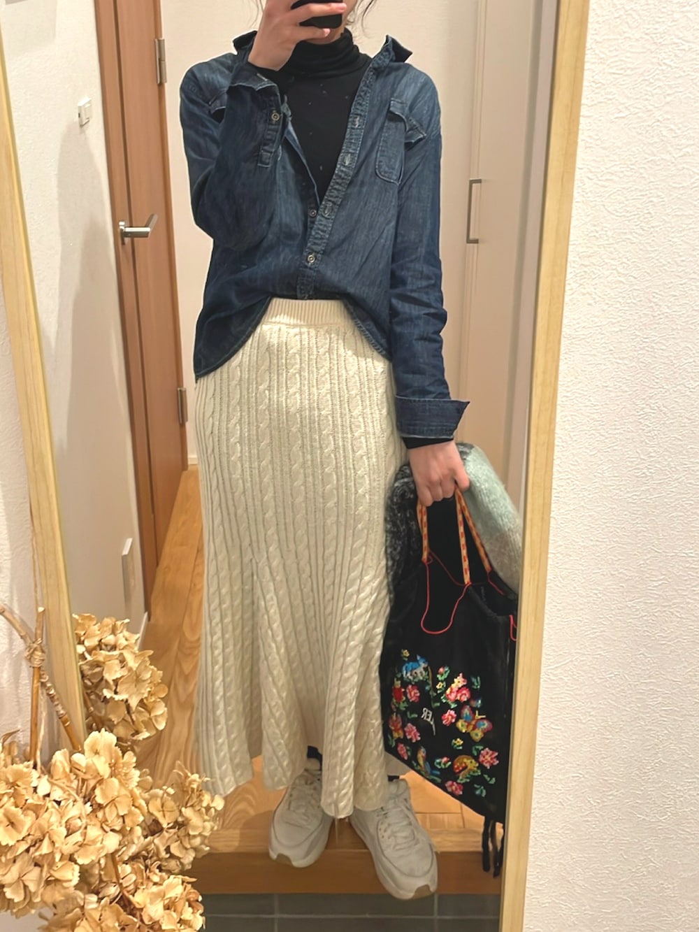 「デニムシャツ、ニットスカート、きれいめカジュアル、厚底シューズ、高身長女子、高身長コーデ、プチプラ、大人かわいい」｜「Ball&Chainのアイテム（バッグ、ブラック系）」を使った、KENIIさん（レディース・167cm）の冬コーディネートの3枚目の写真