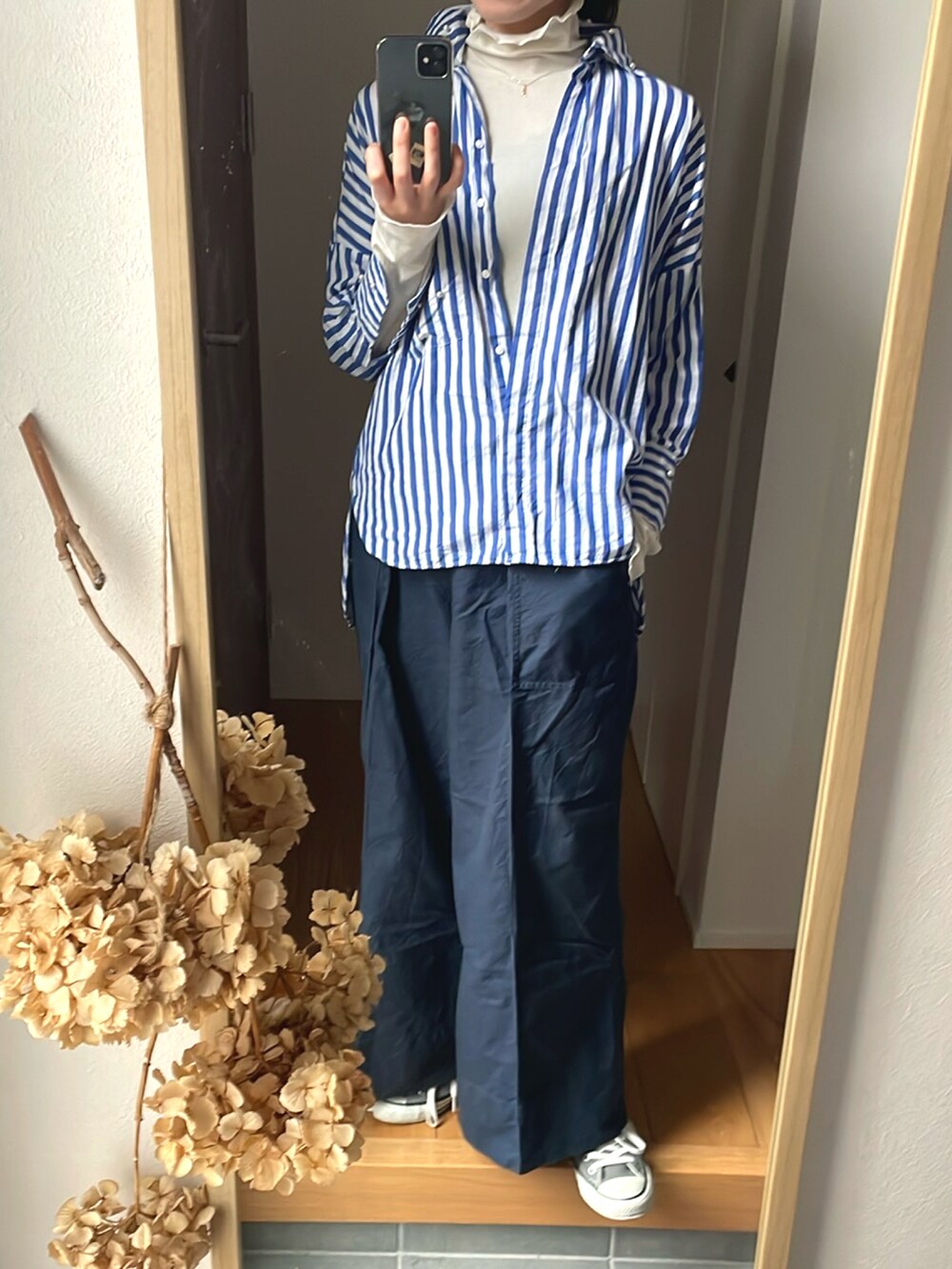 「大人カジュアル、きれいめカジュアル、ワイドパンツ、オーバーサイズ、ストライプシャツ、レイヤードスタイル、高身長女子、高身長コーデ、ビッグシルエット」｜「GUのソフトリブタートルネック（Tシャツ/カットソー、ホワイト系）」を使った、KENIIさん（レディース・167cm）の冬コーディネートの4枚目の写真