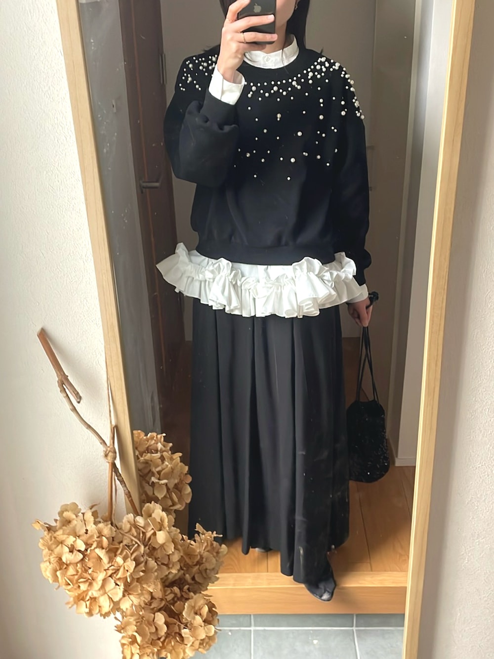 「きれいめカジュアル、休日スタイル、大人カジュアル、スウェットコーデ、シャツスタイル、レイヤードスタイル、ワイドパンツ、ロング丈、パンプス、高身長女子、高身長コーデ」｜「Freneのアイテム（シャツ/ブラウス、ホワイト系）」を使った、KENIIさん（レディース・167cm）の冬コーディネートの2枚目の写真