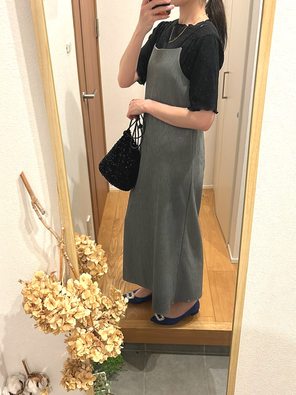 「きれいめカジュアル、ロングワンピース、モノトーン、着回しコーデ、セレクトモカ(select MOCA)、パンプス、スパンコールバック、高身長女子、高身長コーデ」｜「aristellaのアイテム（バッグ、ブラック系）」を使った、KENIIさん（レディース・167cm）の春コーディネートの3枚目の写真