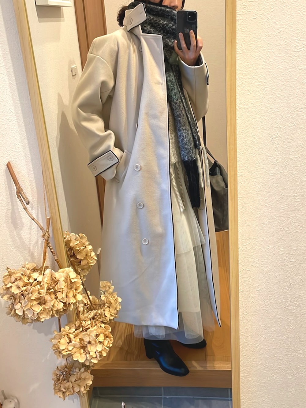 「今日のコーデ、きれいめカジュアル、シフォンスカート、スカートコーデ、ゆるコーデ、高身長女子、高身長コーデ、シンプルスタイル、ネイビー×ホワイト、オーバーサイズ、リラックススタイル」｜「しまむらのアイテム（スカート、ホワイト系）」を使った、KENIIさん（レディース・167cm）の冬コーディネートの3枚目の写真