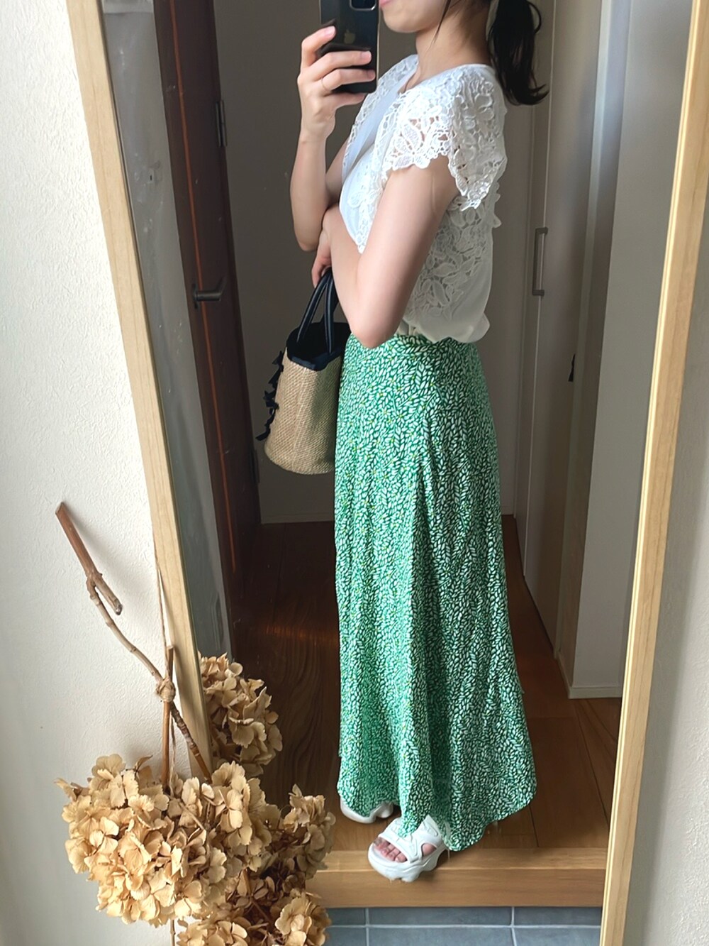 「きれいめカジュアル、大人かわいい、大人ガーリー、ホワイト×グリーン、高身長女子、高身長コーデ、ロングスカート、レーストップス、厚底シューズ、着回しコーデ、さわやか、柄スカート」｜「しまむらのアイテム（Tシャツ/カットソー、ホワイト系）」を使った、KENIIさん（レディース・167cm）の夏コーディネートの3枚目の写真