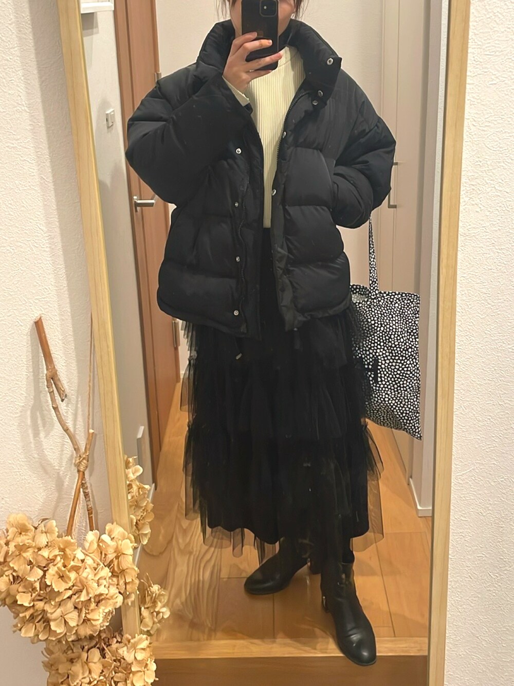 「冬コーデ、シンプルスタイル、ブラック×ホワイト、ショートブーツ、フリルスカート、オーバーサイズ、ダウンジャケット、高身長女子、高身長コーデ」｜「DHOLICの中綿ハイネックジップアップ（ダウンジャケット/コート、ブラック系）」を使った、KENIIさん（レディース・167cm）の冬コーディネートの2枚目の写真