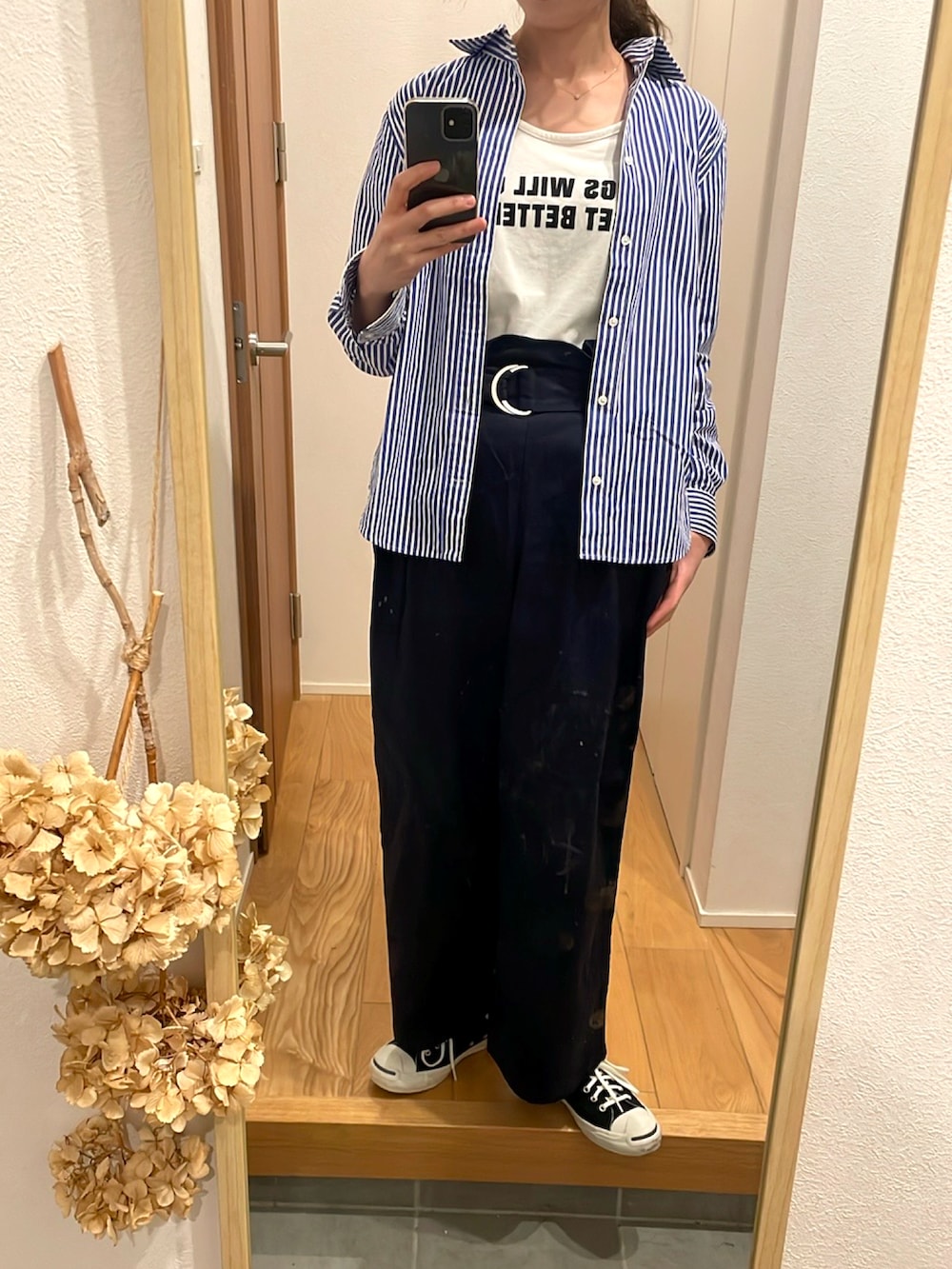 「楽チンコーデ、着回しコーデ、大人カジュアル、シンプル、パンツスタイル、高身長女子、高身長コーデ、ストライプシャツ、スニーカーコーデ、ジャックパーセル」｜「JACK PURCELLの【CONVERSE】JACK PURCELL MULTIMATERIAL RH（スニーカー、ブルー系）」を使った、KENIIさん（レディース・167cm）の春コーディネートの2枚目の写真