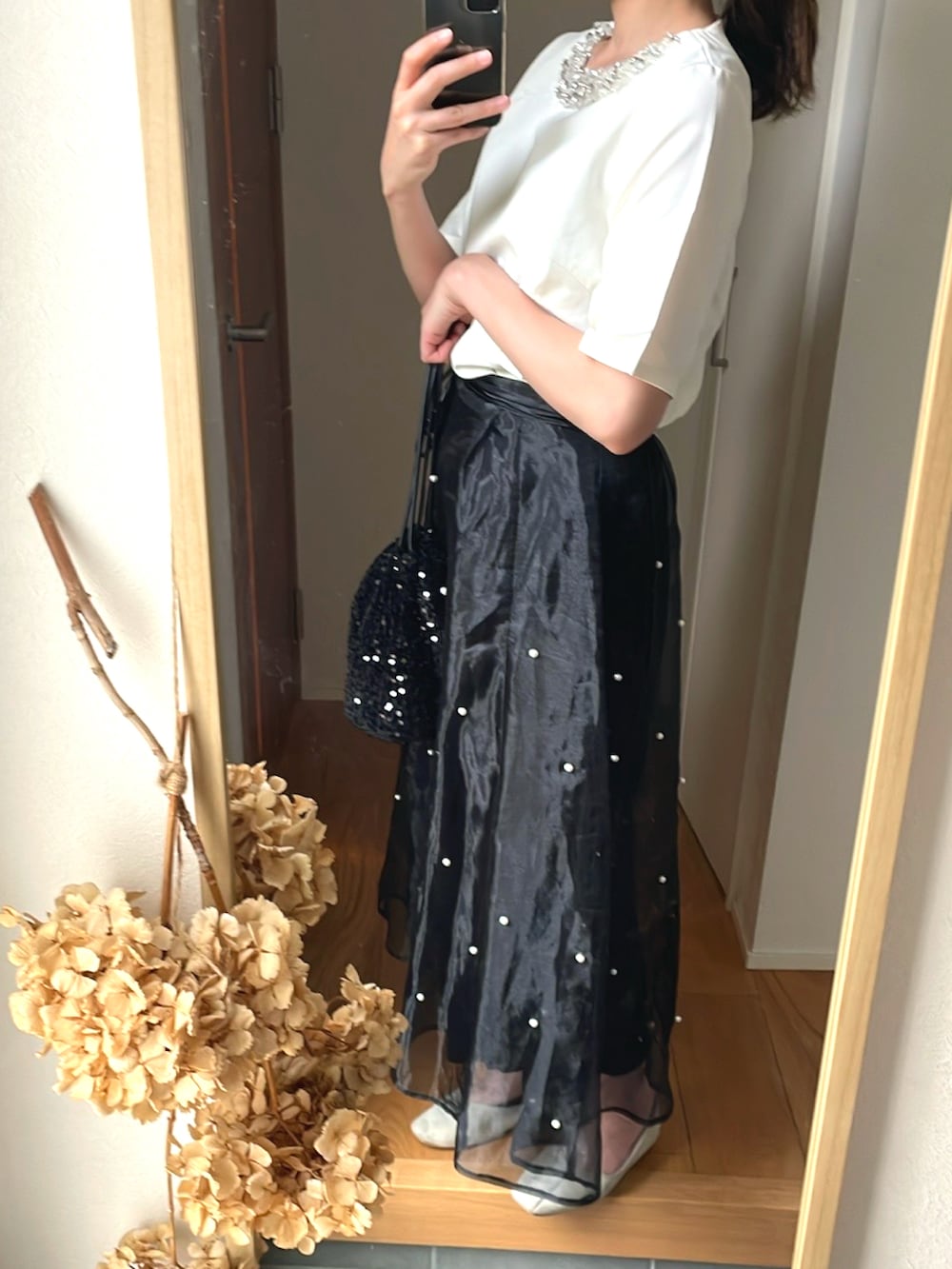 「モノトーン、プチプラ、シフォンスカート、パール付きスカート、ビジュー、夏服、ホワイト×ブラック、高身長女子、高身長コーデ、スパンコールバック」｜「&. NOSTALGIAのアイテム（Tシャツ/カットソー、ホワイト系）」を使った、KENIIさん（レディース・167cm）の夏コーディネートの3枚目の写真