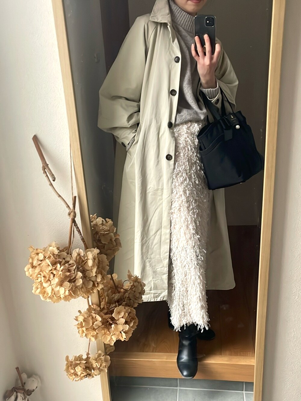 「春ファッション、オトナカジュアル、きれいめカジュアル、フェザースカート、フリンジ、着回しコーデ、トレンチコート、お仕事コーデ、ベージュコーデ、淡色女子、高身長女子、高身長コーデ」｜「LANVIN en Bleuのジュール トートバッグ（トートバッグ、ブラック系）」を使った、KENIIさん（レディース・167cm）の春コーディネートの3枚目の写真