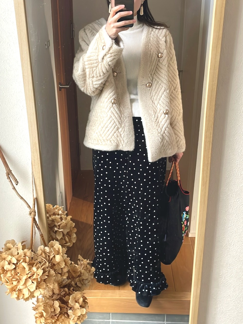 「大人可愛い、キレイめコーデ、きれいめカジュアル、ドットパンツ、ベロアパンツ、ハンドメイドピアス、高身長女子、高身長コーデ、タートルネック、女子会コーデ」｜「Freneのアイテム（ジャケット/アウター、ベージュ系）」を使った、KENIIさん（レディース・167cm）の冬コーディネートの3枚目の写真