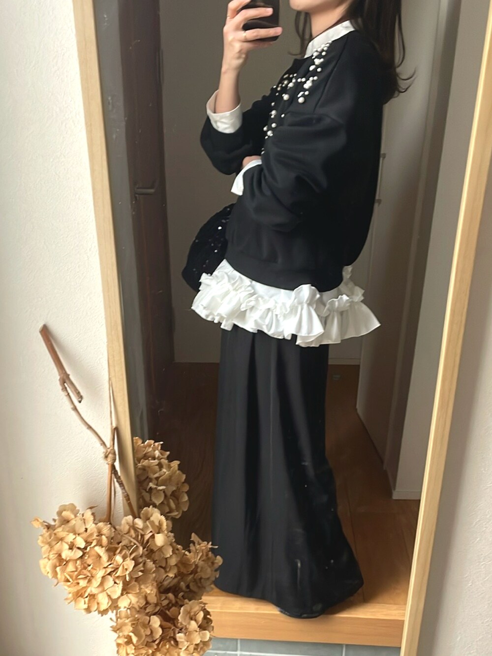 「きれいめカジュアル、休日スタイル、大人カジュアル、スウェットコーデ、シャツスタイル、レイヤードスタイル、ワイドパンツ、ロング丈、パンプス、高身長女子、高身長コーデ」｜「Freneのアイテム（シャツ/ブラウス、ホワイト系）」を使った、KENIIさん（レディース・167cm）の冬コーディネートの4枚目の写真