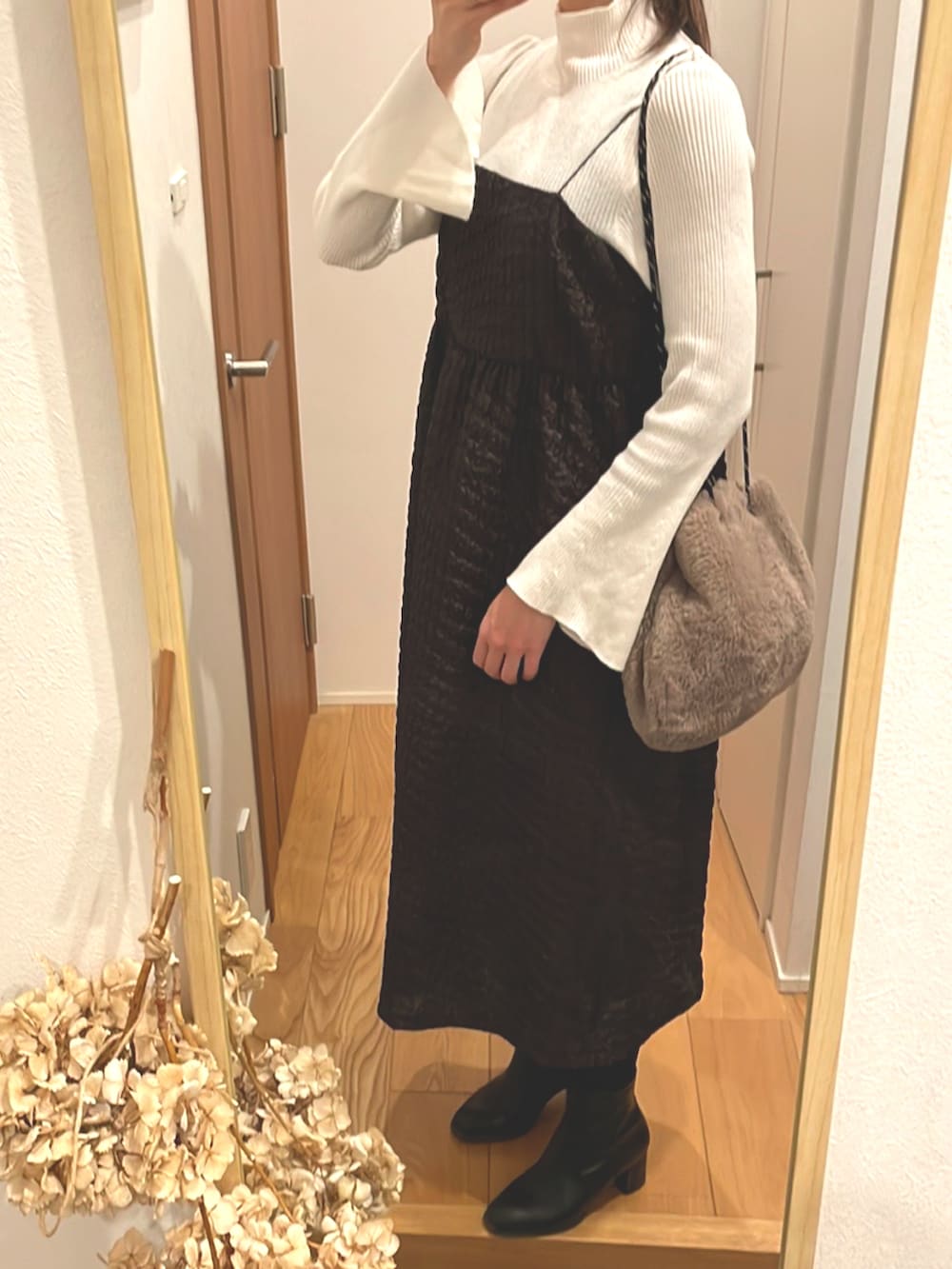 「大人カジュアル、ジャガードワンピース、ジャガード、ゆるコーデ、ラクチンコーデ、袖フリル、高身長女子、プチプラ、タートルネック」｜「GRLのアイテム（ニット/セーター、ホワイト系）」を使った、KENIIさん（レディース・167cm）の冬コーディネートの2枚目の写真