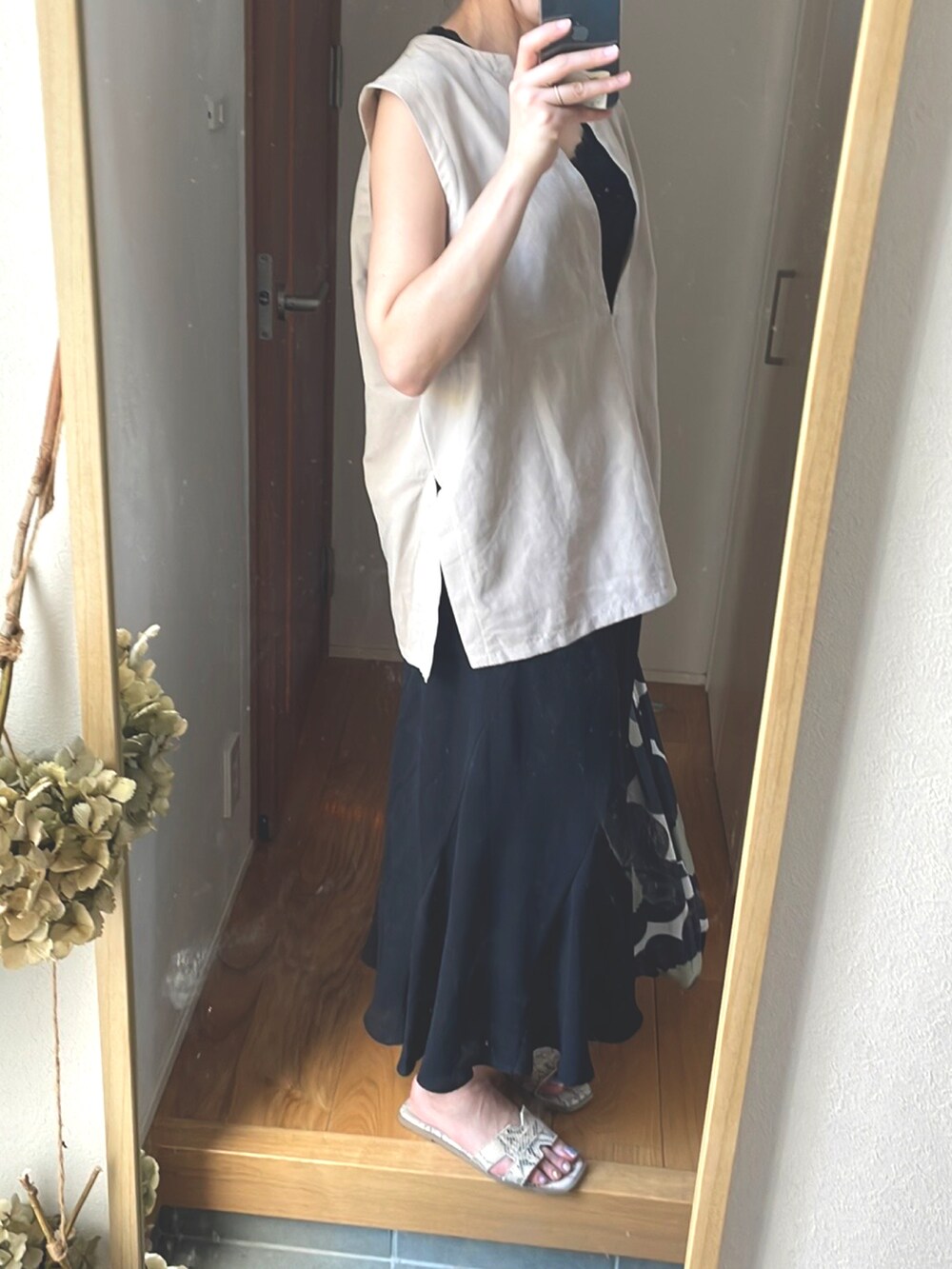 ベージュ系のベスト、ブラック系のスカート、その他のシューズを着用したレディースの夏コーディネートの3枚目の写真