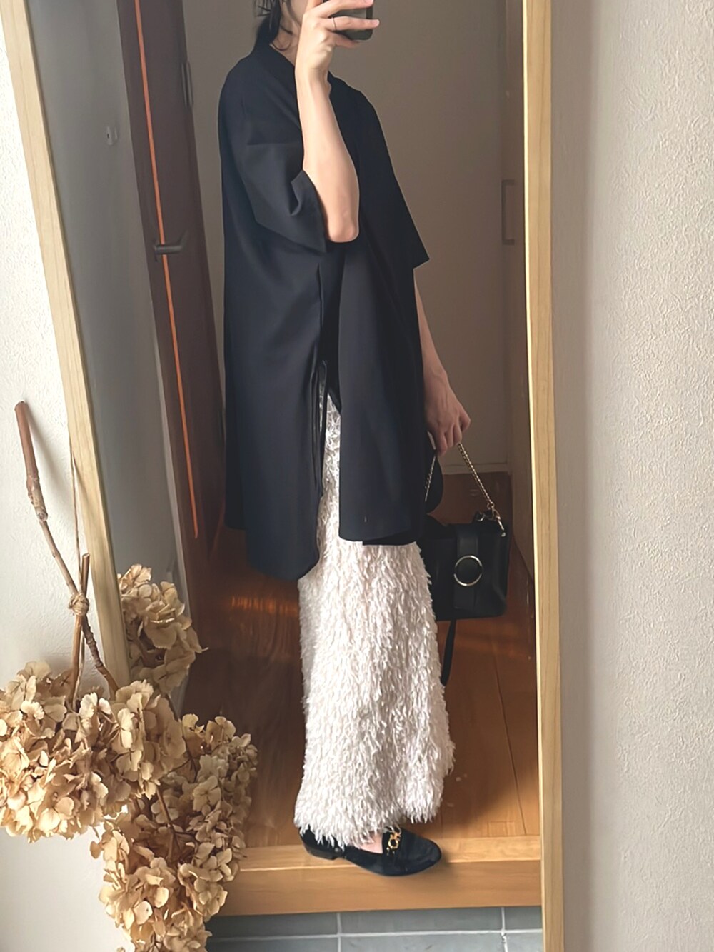 「秋服コーデ、休日コーデ、レイヤードスタイル、ロングワンピース、着回しコーデ、ローファー、ブラック×ホワイト、高身長、高身長女子、ラブラドライト、フープピアス」｜「GRLのアイテム（バッグ、ブラック系）」を使った、KENIIさん（レディース・167cm）の秋コーディネートの3枚目の写真