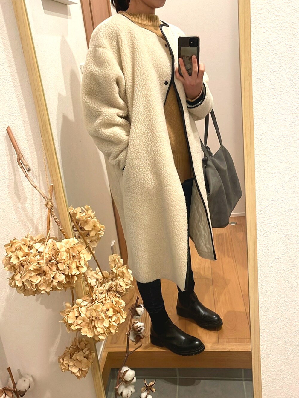 「ゆるコーデ、冬ファッション、ブーツイン、ニットコーデ、オーバーサイズ、ボアコート、パンツコーデ、あったかコーデ、高身長コーデ、アウターコーデ、高身長女子」｜「しまむらのアイテム（バッグ、グレー系）」を使った、KENIIさん（レディース・167cm）の冬コーディネートの2枚目の写真