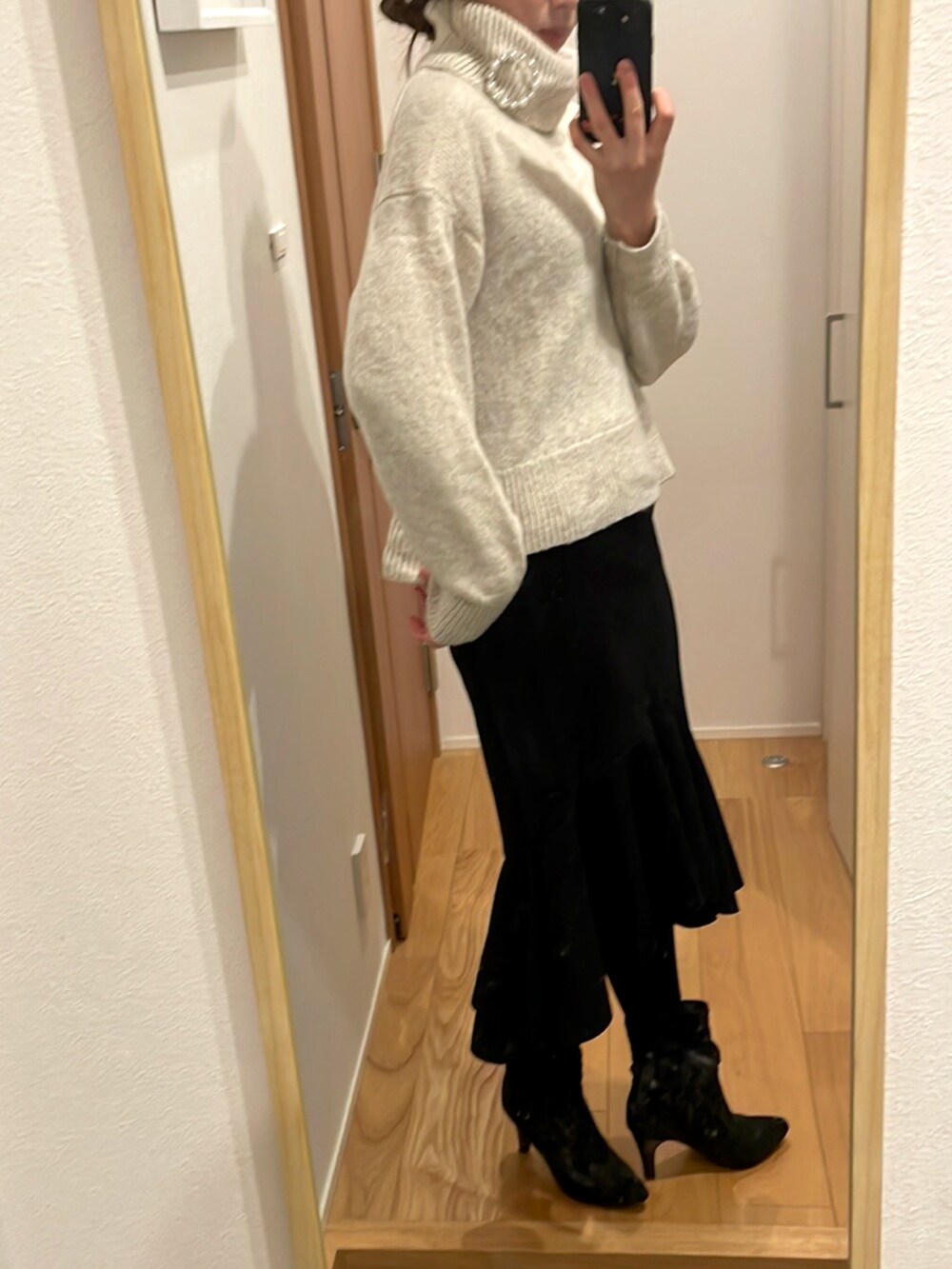 「オトナカジュアル、デイリーカジュアル、大人ガーリー、お誕生日コーデ、チュールコート、高身長女子、ママコーデ、シルエット重視、Aライン、タイトスカート」｜「しまむらのアイテム（シューズ、ブラック系）」を使った、KENIIさん（レディース・167cm）の冬コーディネートの3枚目の写真