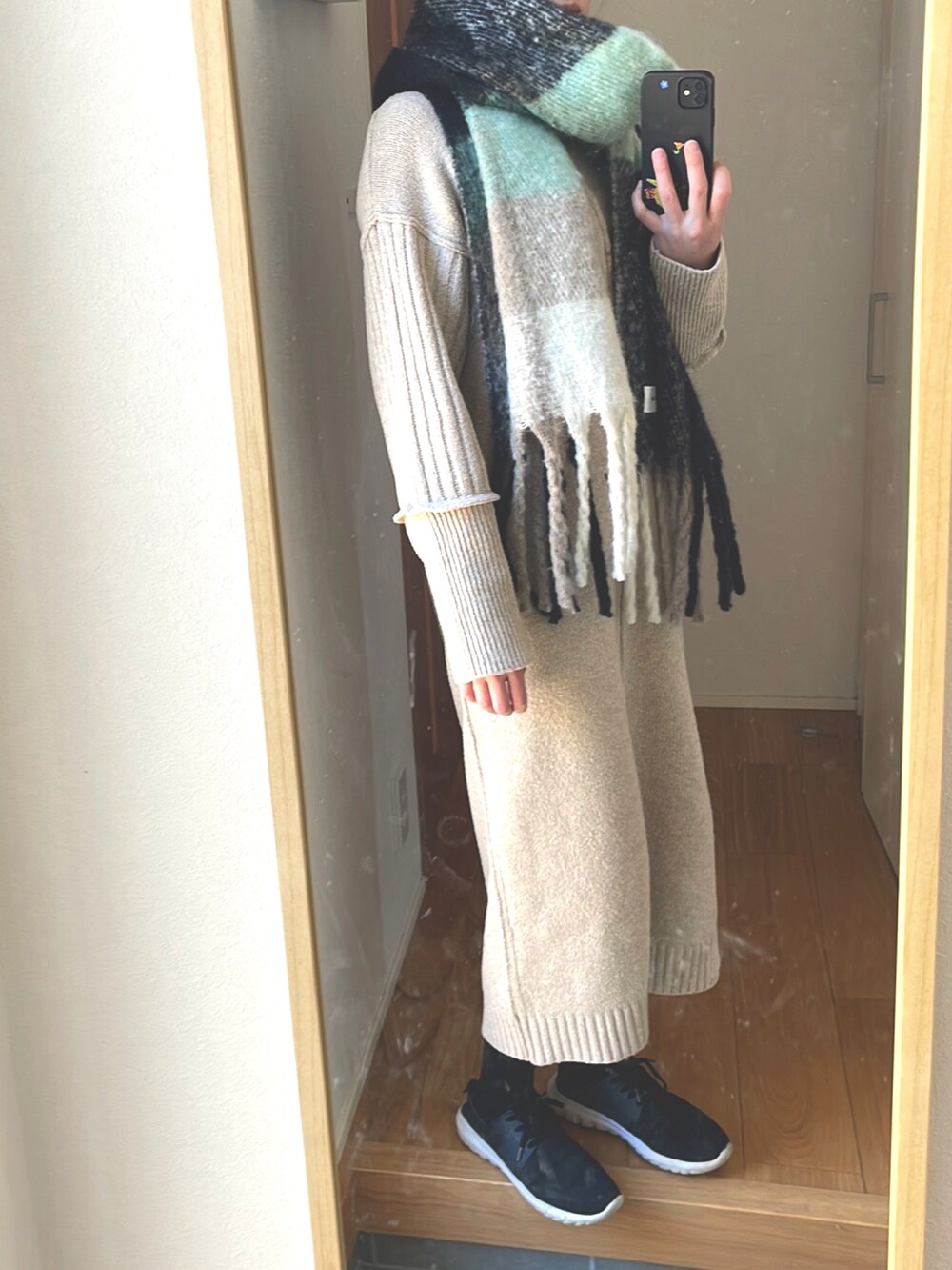 「ニット/セーター、シンプルコーデ、オトナカジュアル、ゆるニット、高身長女子、スニーカーコーデ、ロングコート、フードコート、マフラー、ニットワンピース」｜「GUのアイテム（スニーカー、ブラック系）」を使った、KENIIさん（レディース・167cm）の冬コーディネートの2枚目の写真