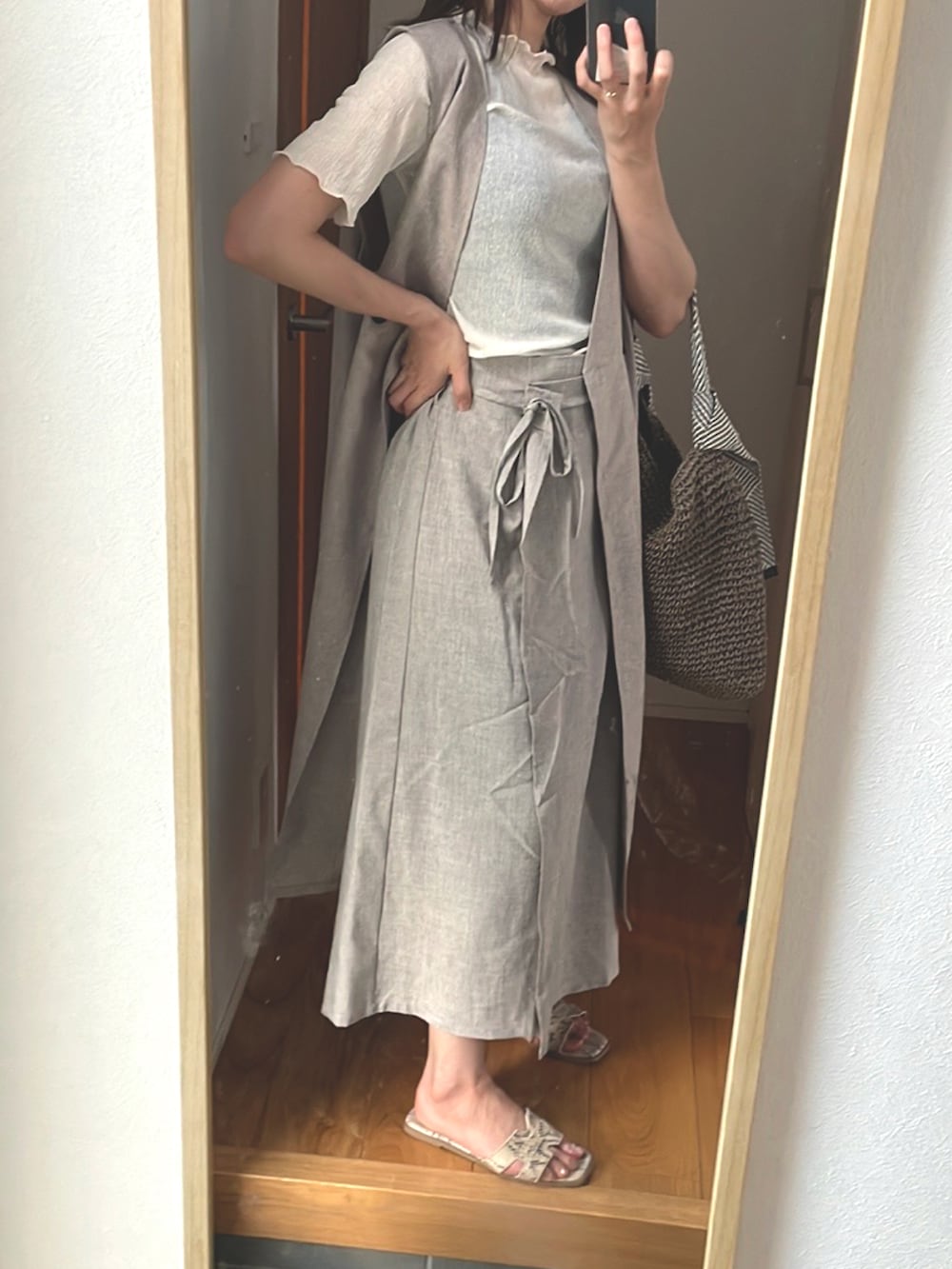 ホワイト系のトップス、ベージュ系のベスト、ベージュ系のスカートを着用したレディースの夏コーディネートの2枚目の写真