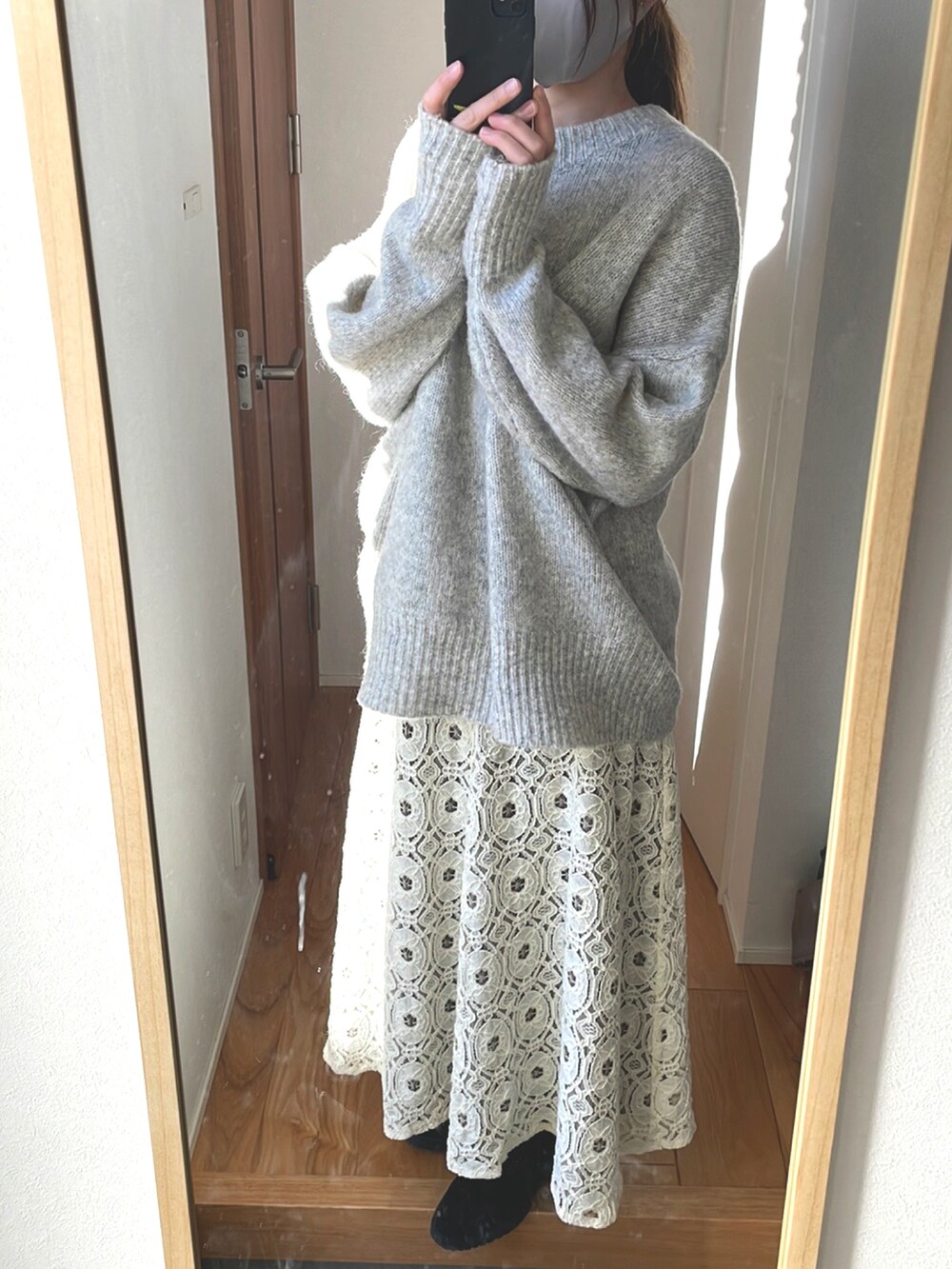 「大人カジュアル、冬コーデ、ゆるコーデ、高身長女子、ニットコーデ、ビッグシルエット、淡色コーデ、ショートブーツ、レーススカート、フードコート」｜「しまむらのアイテム（バッグ、ベージュ系）」を使った、KENIIさん（レディース・167cm）の冬コーディネートの3枚目の写真