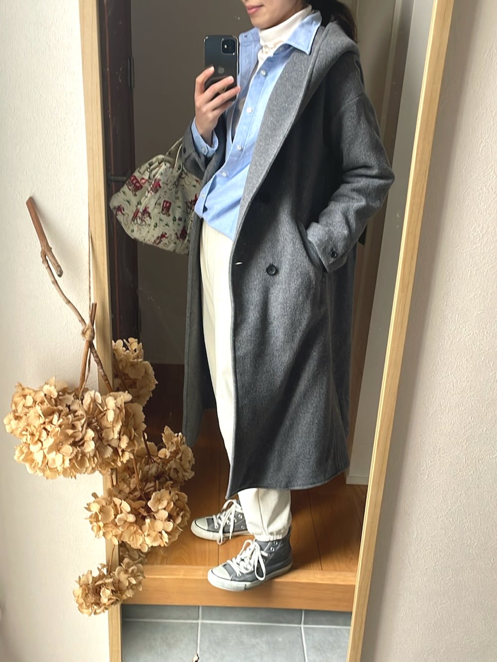 「シンプルコーデ、春のおしゃ見えテクニック、高身長コーデ、高身長女子、オーバーサイズ、春、春色、コーデュロイパンツ、ハイカットスニーカー、きれいめカジュアル、グレー×ホワイト」｜「CONVERSEの【CONVERSE】ALLSTAR HI（スニーカー、グレー系）」を使った、KENIIさん（レディース・167cm）の春コーディネートの3枚目の写真