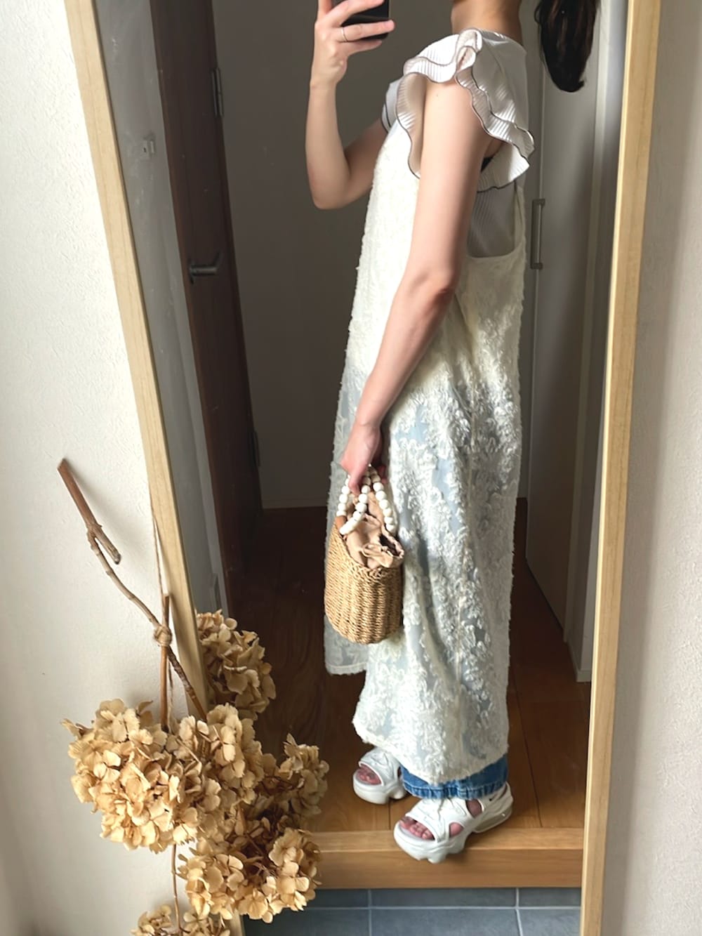 「レイヤードスタイル、プチプラ、キャミワンピ、夏ファッション、オトナカジュアル、厚底サンダル、高身長女子、高身長コーデ、着回しコーデ、カジュアルガーリー」｜「esicaのアイテム（かごバッグ、ベージュ系）」を使った、KENIIさん（レディース・167cm）の夏コーディネートの3枚目の写真