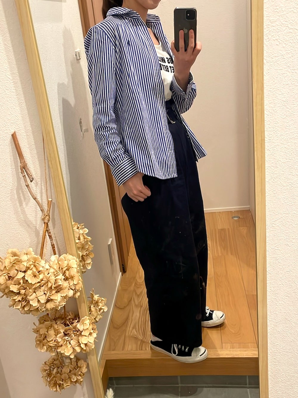「楽チンコーデ、着回しコーデ、大人カジュアル、シンプル、パンツスタイル、高身長女子、高身長コーデ、ストライプシャツ、スニーカーコーデ、ジャックパーセル」｜「JACK PURCELLの【CONVERSE】JACK PURCELL MULTIMATERIAL RH（スニーカー、ブルー系）」を使った、KENIIさん（レディース・167cm）の春コーディネートの3枚目の写真