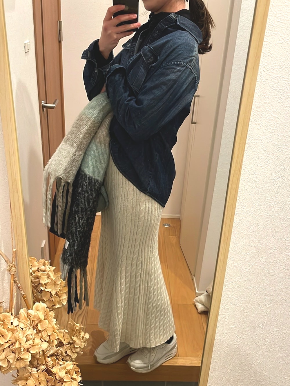 「デニムシャツ、ニットスカート、きれいめカジュアル、厚底シューズ、高身長女子、高身長コーデ、プチプラ、大人かわいい」｜「Ball&Chainのアイテム（バッグ、ブラック系）」を使った、KENIIさん（レディース・167cm）の冬コーディネートの4枚目の写真