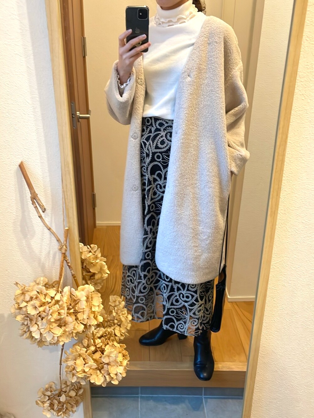 「オトナカジュアル、刺繍スカート、レーススカート、タートルネック、オーバーサイズ、きれいめカジュアル、ハイネック、高身長女子、高身長コーデ」｜「GRLのアイテム（スカート、ブラック系）」を使った、KENIIさん（レディース・167cm）の冬コーディネートの2枚目の写真
