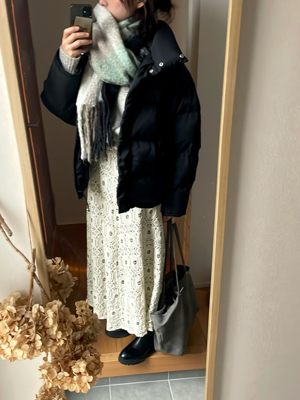 「大人かわいい、冬服、オーバーサイズ、ダウンジャケット、レーススカート、ロングスカート、きれいめカジュアル、高身長コーデ、プチプラコーデ、ニット、高身長レディースファッション、サイドゴアブーツ」｜「crie confortoのレーススカート（スカート、ホワイト系）」を使った、KENIIさん（レディース・167cm）の冬コーディネートの2枚目の写真