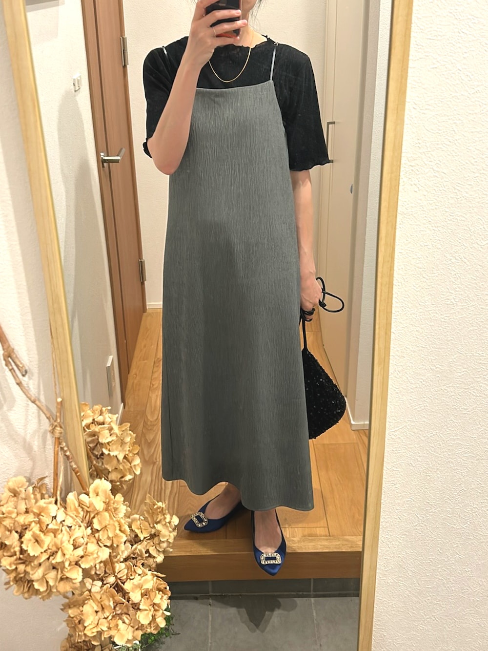 「きれいめカジュアル、ロングワンピース、モノトーン、着回しコーデ、セレクトモカ(select MOCA)、パンプス、スパンコールバック、高身長女子、高身長コーデ」｜「aristellaのアイテム（バッグ、ブラック系）」を使った、KENIIさん（レディース・167cm）の春コーディネートの2枚目の写真