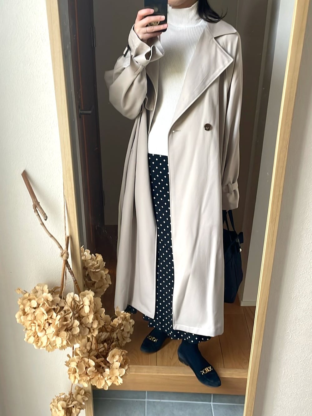 「春服コーデ、トレンチコート、ドットスカート、マーメイドスカート、プチプラ、高身長、高身長女子、ローファー、タートルネック、バックプリーツトレンチコート」｜「LANVIN en Bleuのジュール トートバッグ（トートバッグ、ブラック系）」を使った、KENIIさん（レディース・167cm）の春コーディネートの3枚目の写真