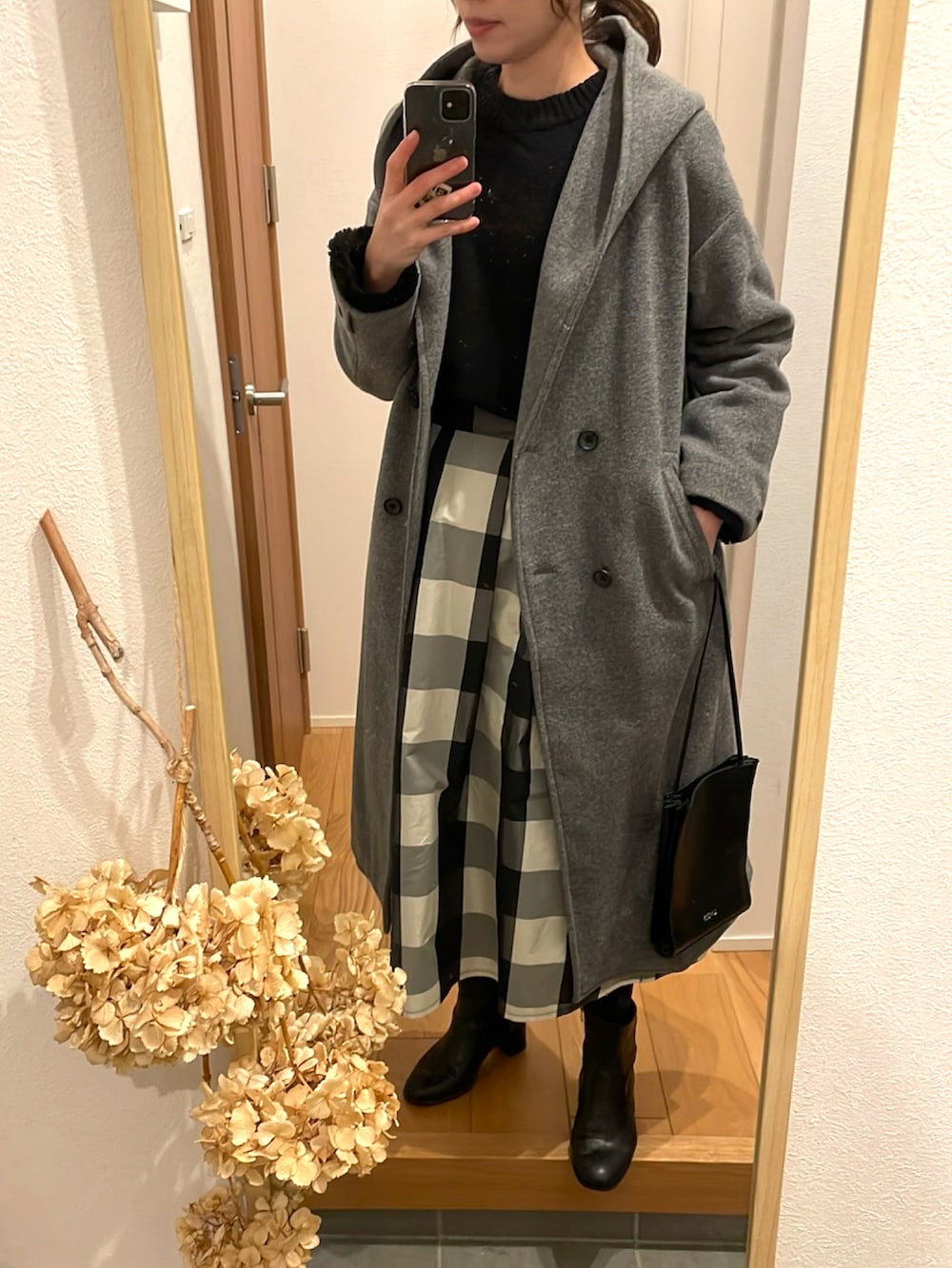 「お出かけコーデ、オトナカジュアル、きれいめカジュアル、ショートブーツ、ロングスカート、ギンガムチェック、フレアスカート、フードコート、ロングコート、高身長女子、高身長コーデ、モノトーン」｜「しまむらのアイテム（スカート、その他）」を使った、KENIIさん（レディース・167cm）の冬コーディネートの2枚目の写真