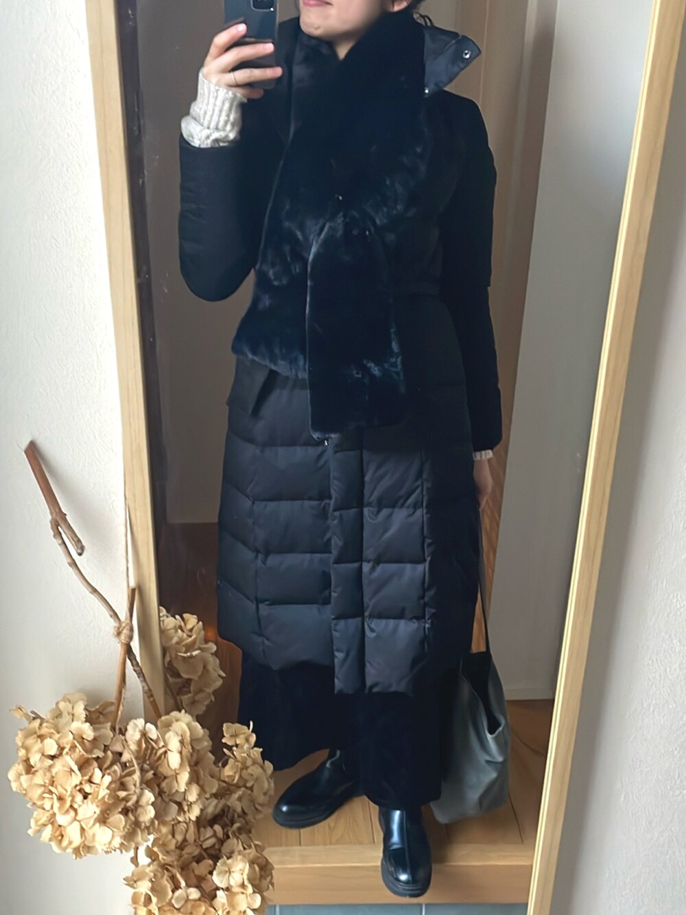 「ロングコート、ダウンコート、高身長女子、きれいめカジュアル、雪、ジャストサイズ、ゴアブーツ、キルトスカート」｜「しまむらのアイテム（ブーツ、ブラック系）」を使った、KENIIさん（レディース・167cm）の冬コーディネートの2枚目の写真