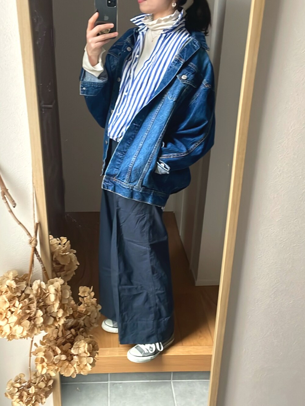 「大人カジュアル、きれいめカジュアル、ワイドパンツ、オーバーサイズ、ストライプシャツ、レイヤードスタイル、高身長女子、高身長コーデ、ビッグシルエット」｜「GUのソフトリブタートルネック（Tシャツ/カットソー、ホワイト系）」を使った、KENIIさん（レディース・167cm）の冬コーディネートの3枚目の写真