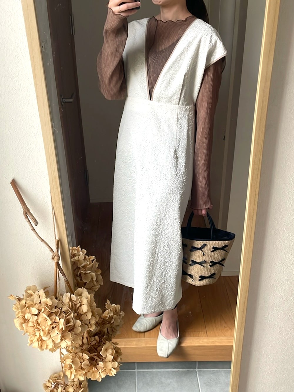 ホワイト系のシューズ、ベージュ系のトートバッグ、ホワイト系のワンピースを着用したレディースの夏コーディネートの2枚目の写真