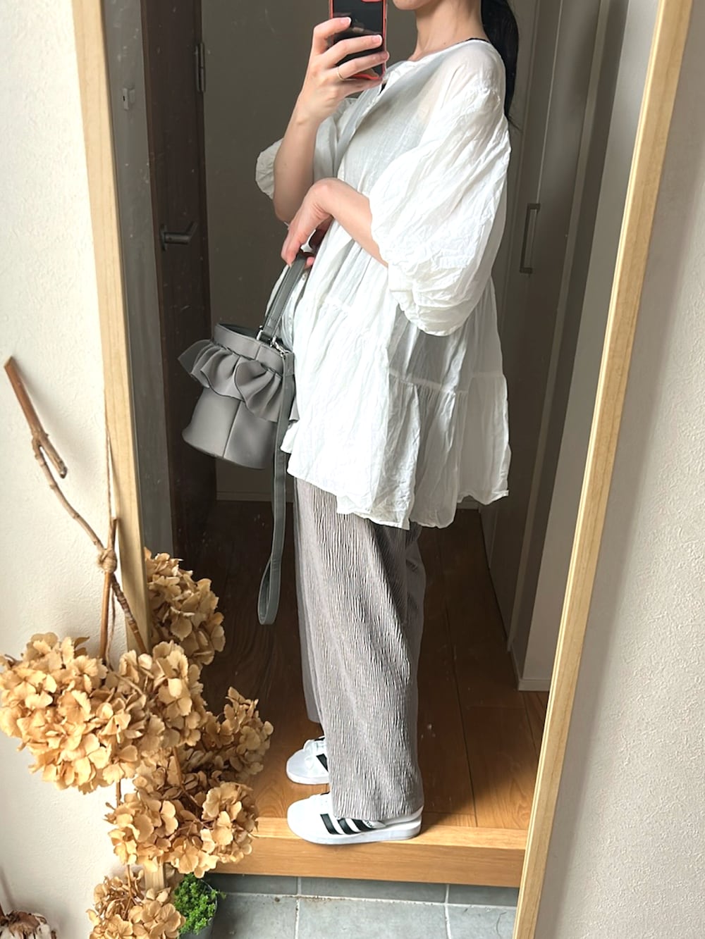 「淡色コーデ、プリーツパンツ、シースルートップス、サンダルに靴下、着回しコーデ、キレイめカジュアル、シアートップス、高身長女子、高身長コーデ、ゆるコーデ」｜「しまむらのアイテム（パンツ、グレー系）」を使った、KENIIさん（レディース・167cm）の春コーディネートの4枚目の写真