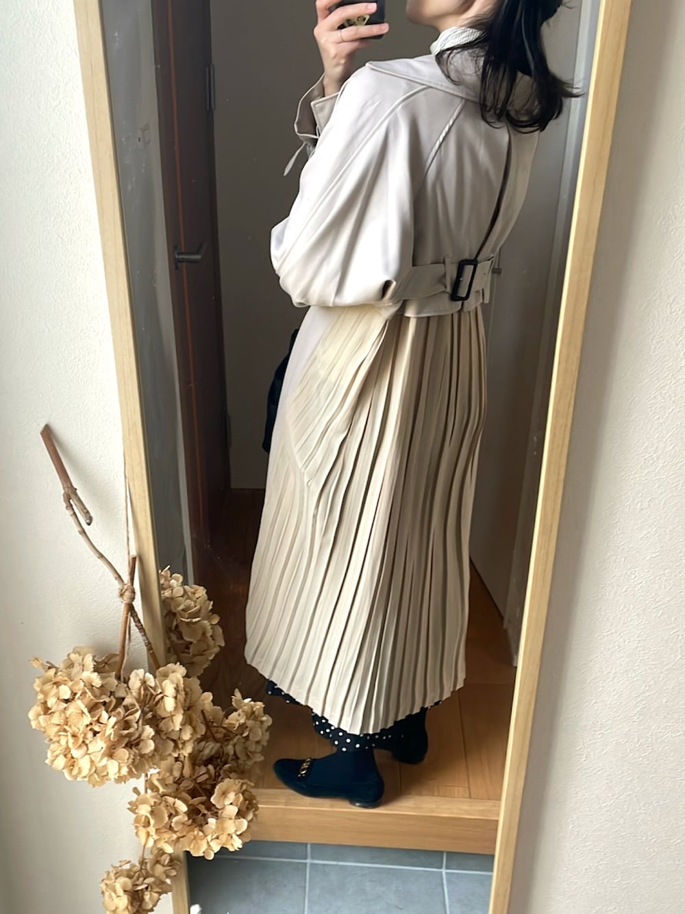 「春服コーデ、トレンチコート、ドットスカート、マーメイドスカート、プチプラ、高身長、高身長女子、ローファー、タートルネック、バックプリーツトレンチコート」｜「LANVIN en Bleuのジュール トートバッグ（トートバッグ、ブラック系）」を使った、KENIIさん（レディース・167cm）の春コーディネートの4枚目の写真