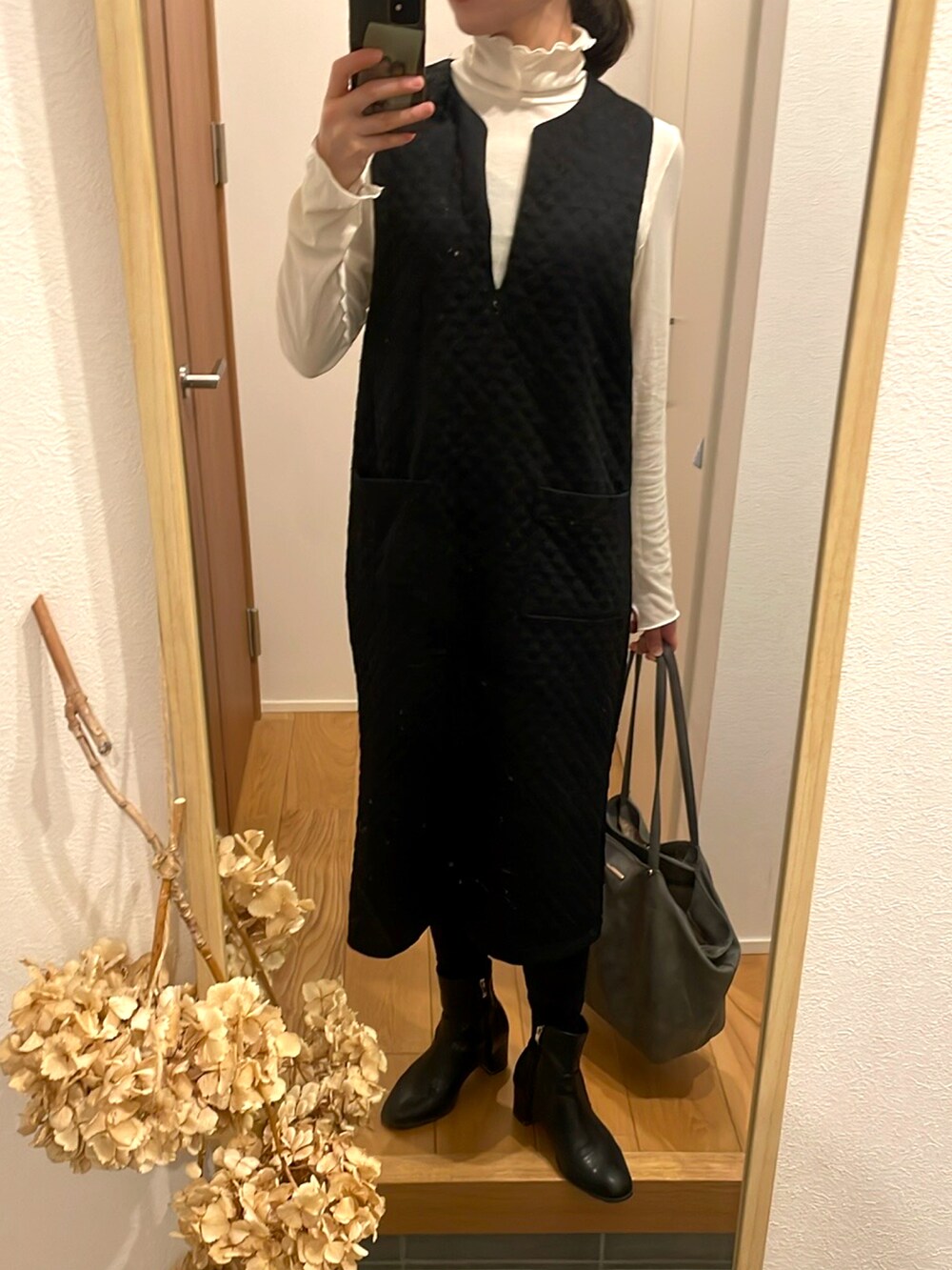 「大人かわいい、モノトーンコーデ、きれいめカジュアル、キレイめコーデ、プチプラ、ショートブーツ、トレンチコート、ロングコート、プチプラコーデ、キルトワンピース、着回しコーデ、高身長女子、高身長コーデ」｜「しまむらのアイテム（ブーツ、ブラック系）」を使った、KENIIさん（レディース・167cm）の冬コーディネートの4枚目の写真
